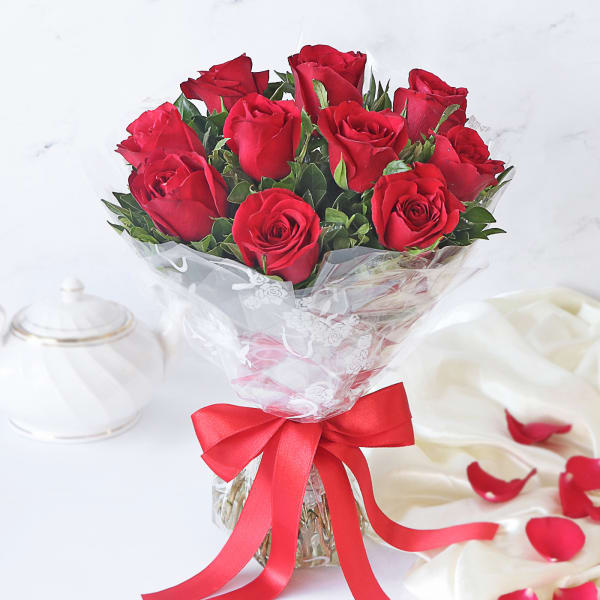 A Bouquet Of 10 Elegant Red Roses 